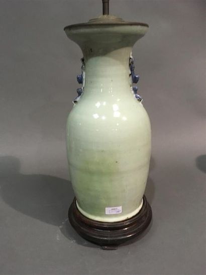 null CHINE vase en porcleaine celadon montée en lampe, H : 57 cm