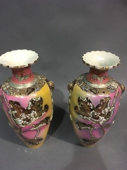 null JAPON, paire d'important vases balustres en porcelaine polychrome et doré 
H :...