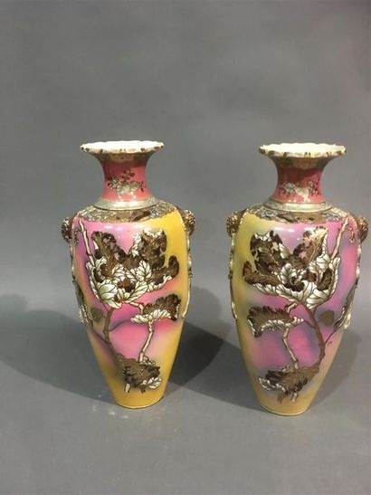 null JAPON, paire d'important vases balustres en porcelaine polychrome et doré 
H :...