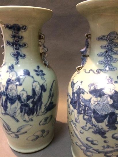 null Chine, paire de vases en porcelaine à décor de personnages semant des fleurs
(accident...