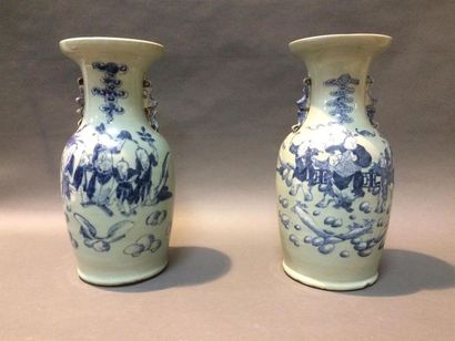 null Chine, paire de vases en porcelaine à décor de personnages semant des fleurs
(accident...