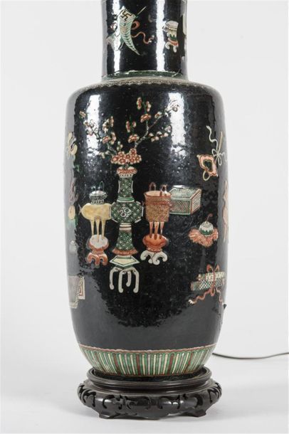 null CHINE
Vase en porcelaine monté en lampe à décor d'instruments de lettrés sur...