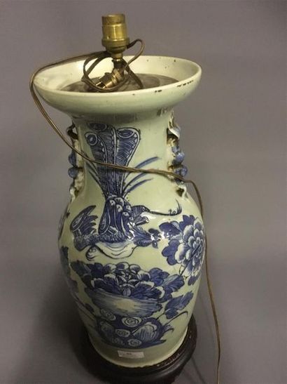null CHINE
Vase en porcelaine céladon (décor floral bleu) monté en lampe
H: 43 c...