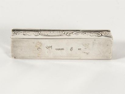 null Vinaigrette en argent à décor en relief de motifs végétaux, avec son éponge.
L...