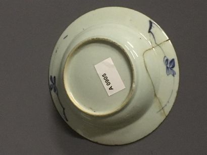null Chine, assiette creuse en porcelaine à décor bleu et blanc
D: 16.5 cm
Accid...