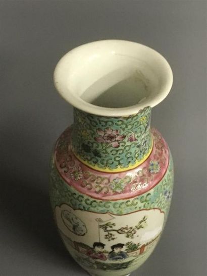null Chine vase en porcelaine à fond vert à décor de guanin dans un paysage
H: 31.5...