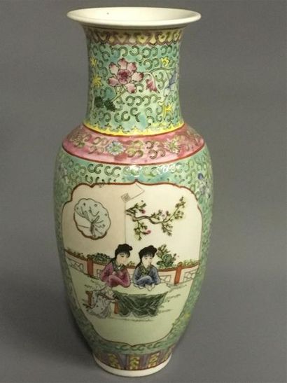 null Chine vase en porcelaine à fond vert à décor de guanin dans un paysage
H: 31.5...