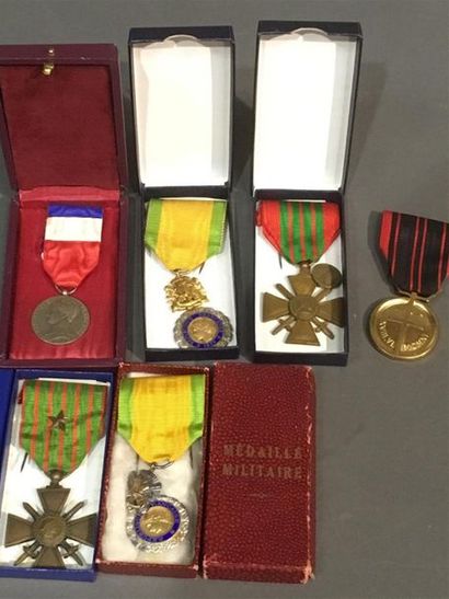 null Cinq médailles dont médaille militaire avec une citation une médaille 1870,