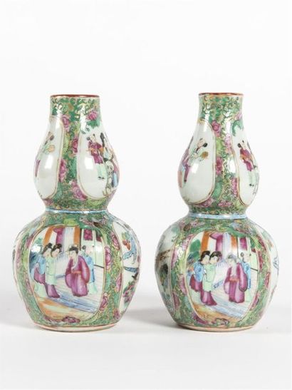 null Chine, Canton, paire de vases à bulbes en porcelaine polychrome.
(accidents...