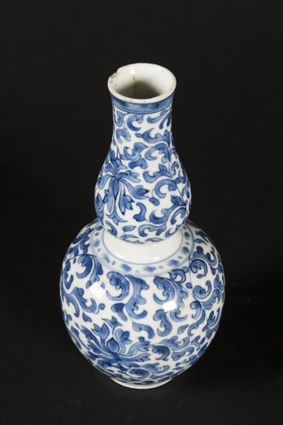 null Chine, vase bulbe en porcelaine bleu et blanc
H : 21 cm
(éclat au col)