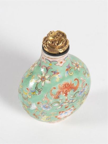 null Chine, tabatière en porcelaine émaillée de fleurs roses stylisées autour d'une...