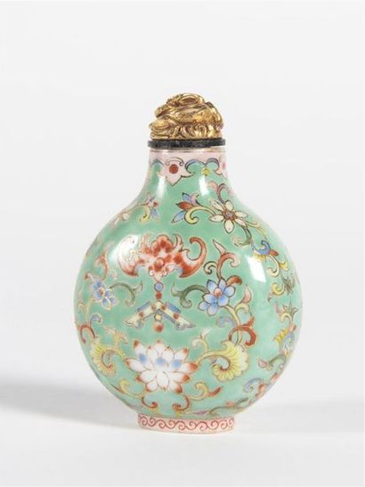 null Chine, tabatière en porcelaine émaillée de fleurs roses stylisées autour d'une...