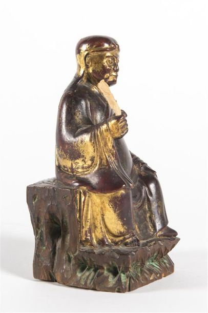 null CHINE, dignitaire religieux assis
sujet en bois sculpté et doré 
19ème siècle
H:...