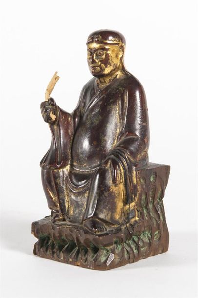 null CHINE, dignitaire religieux assis
sujet en bois sculpté et doré 
19ème siècle
H:...