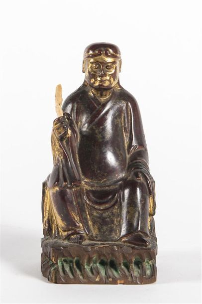 null CHINE, dignitaire religieux assis
sujet en bois sculpté et doré 
19ème siècle
H:...