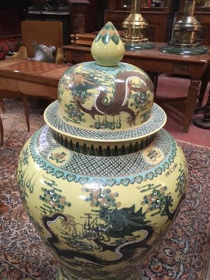 null Paire d'importants vase balustre couverts en porcelaine de Chine 
H : 114 L :...