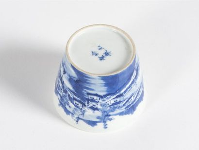 null Chine Coupe à vin en porcelaine bleu et blanc à décor d'un paysage lacustre,...