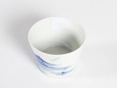 null Chine Coupe à vin en porcelaine bleu et blanc à décor d'un paysage lacustre,...