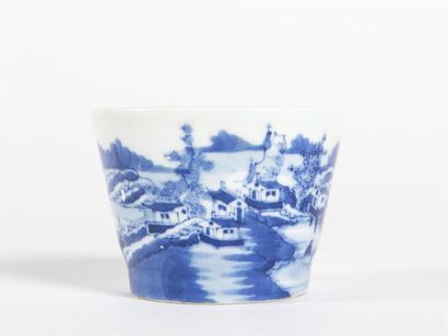 null Chine Coupe à vin en porcelaine bleu et blanc à décor d'un paysage lacustre,...