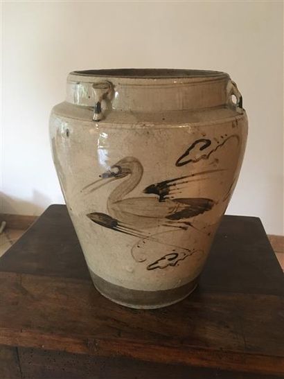 null Vietnam, 
vase en porcelaine à couverte crème craquelée à léger décor à l'oxyde...