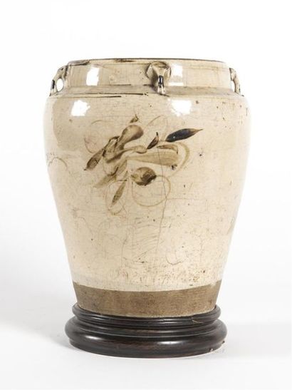 null Vietnam, 
vase en porcelaine à couverte crème craquelée à léger décor à l'oxyde...
