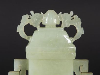 null Pot couvert en jade avec son socle
H: 22 cm