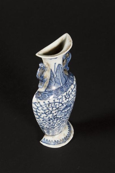 null Chine, Bouquetière en porcelaine à décor blanc bleu 
H : 16, 5 cm 
(éclat au...