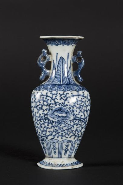 null Chine, Bouquetière en porcelaine à décor blanc bleu 
H : 16, 5 cm 
(éclat au...