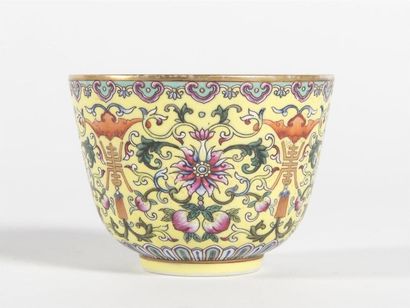 null Chine, bol en porcelaine émaillée polychrome décoré de fleurs et de fruits,...