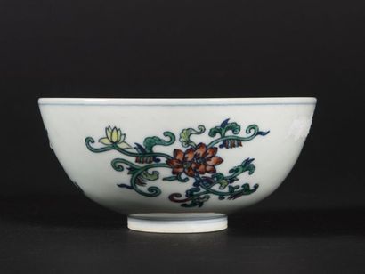null Chine, bol en porcelaine émaillée à décor de fleurs polychromes sur fond blanc,...