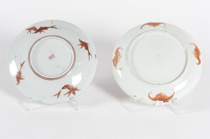 null Chine, Deux petits plats creux en porcelaine à décor d'une scène de cour et...