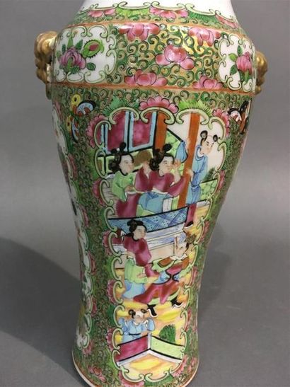null Chine CANTON, vase balustre à décor famille verte 
porcelaine
H : 30 cm