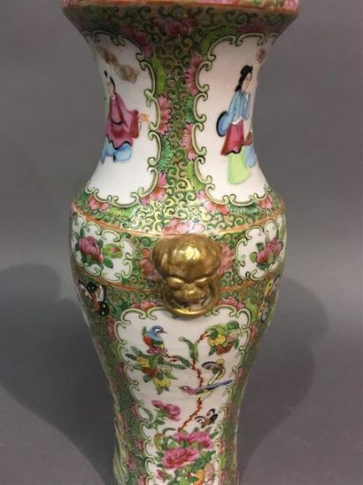 null Chine CANTON, vase balustre à décor famille verte 
porcelaine
H : 30 cm