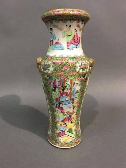 null Chine CANTON, vase balustre à décor famille verte 
porcelaine
H : 30 cm