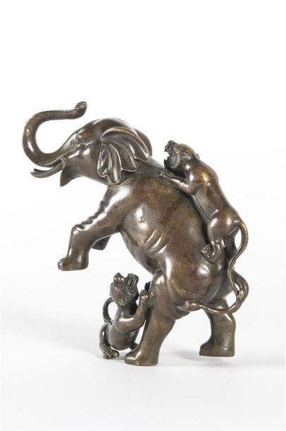 null CHINE Sujet en bronze patiné, éléphant et tigres 
19ème siècle
H : 17 cm