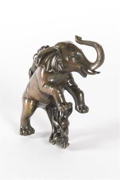 null CHINE Sujet en bronze patiné, éléphant et tigres 
19ème siècle
H : 17 cm