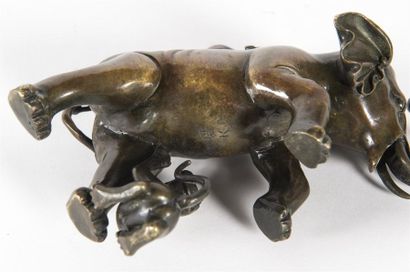 null CHINE Sujet en bronze patiné, éléphant et tigres 
19ème siècle
H : 17 cm