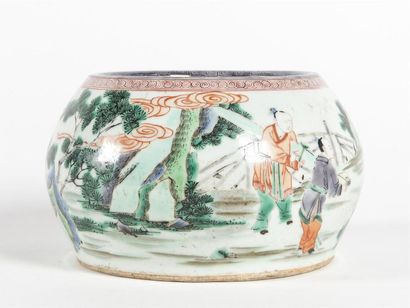 null Chine, Grand pot à eau en porcelaine aux émaux de la famille verte, à décor...