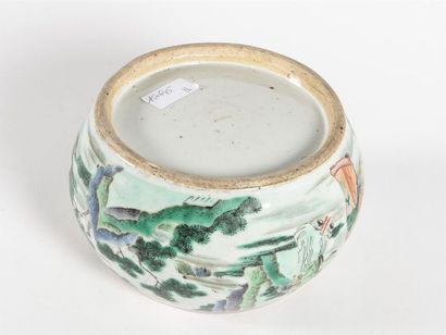 null Chine, Grand pot à eau en porcelaine aux émaux de la famille verte, à décor...