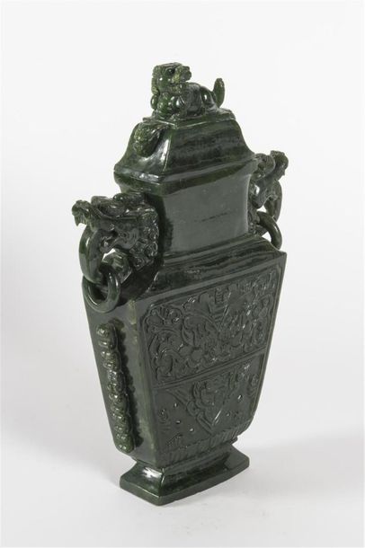 null Chine, vase couvert de forme archaïque en jade néphrite à deux anses ornées...