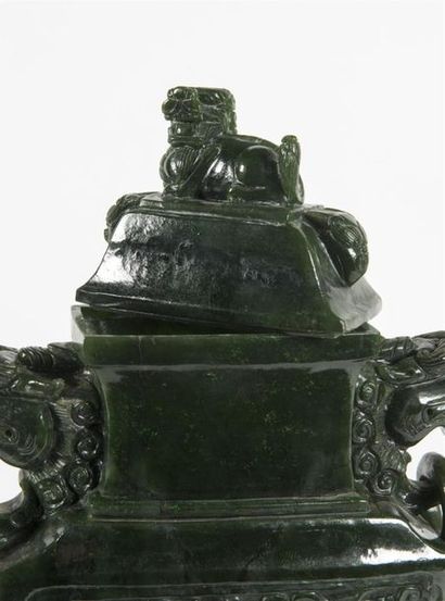 null Chine, vase couvert de forme archaïque en jade néphrite à deux anses ornées...