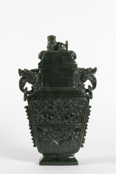 null Chine, vase couvert de forme archaïque en jade néphrite à deux anses ornées...