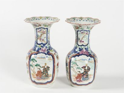 null Japon, paire de vases en porcelaine à décor de scène animées 
H: 31 cm