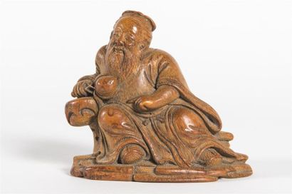 null Chine, sage souriant assis sur un rocher tenant une pêche, 
Sculpté dans une...