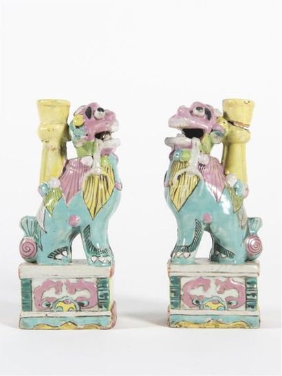 null Chine, Paire de chiens de FO porte-encens porcelaine
Fin dynastie Q'ing
(restauration)
H:...