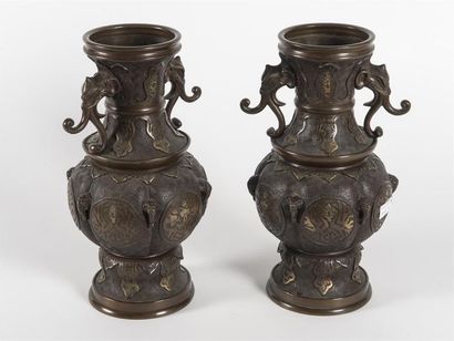 null Indochine, paire de vases en bronze ciselé, prises en forme de tête d'éléphant
19ème...