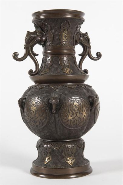null Indochine, paire de vases en bronze ciselé, prises en forme de tête d'éléphant
19ème...