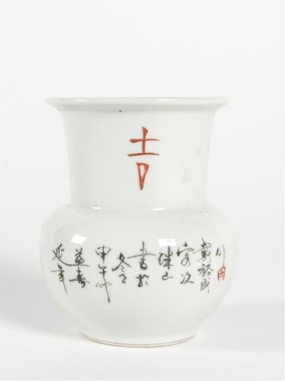 null Chine Petit vase cornet en porcelaine polychrome décoré d'un père et un fils...