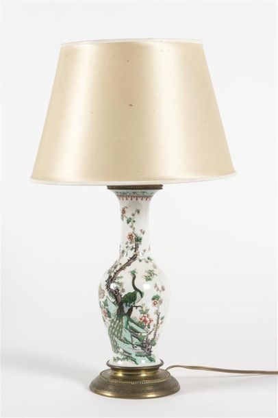 null Chine, pied de lampe en porcelaine à décor de volatiles
H: 45 cm
monté en lampe...