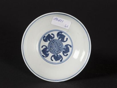 null Coupe sur pied en porcelaine à décor bleu 
H : 9 cm